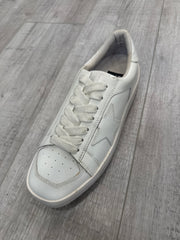 סניקרס כוכב לבן