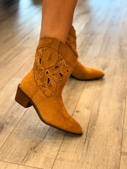 מגף חורים נמוך