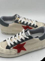 סניקרס כוכב אדום