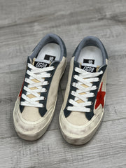 סניקרס כוכב אדום