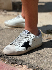 סניקרס כוכב שחור