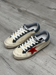 סניקרס כוכב אדום