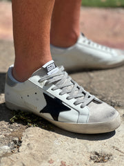 סניקרס כוכב שחור