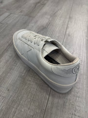 סניקרס כוכב לבן