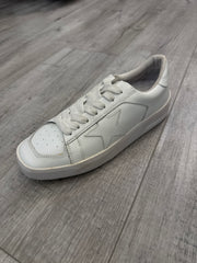 סניקרס כוכב לבן