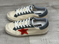 סניקרס כוכב אדום