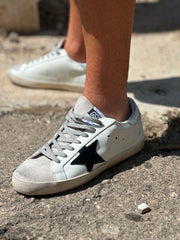 סניקרס כוכב שחור