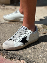 סניקרס כוכב שחור