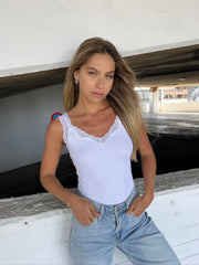 גופיה בשילוב תחרה