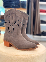 מגף חורים נמוך