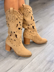 מגף חורים גבוה